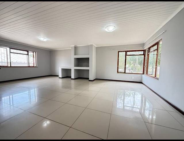 4 BEDROOM HOUSE FOR SALE IN BERGZICHT